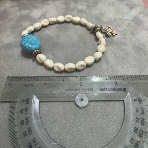 Natural White & Turquoise Howlite Beaded Stretch Bracelet Fleur De Lis Charm - Picture 3 of 3